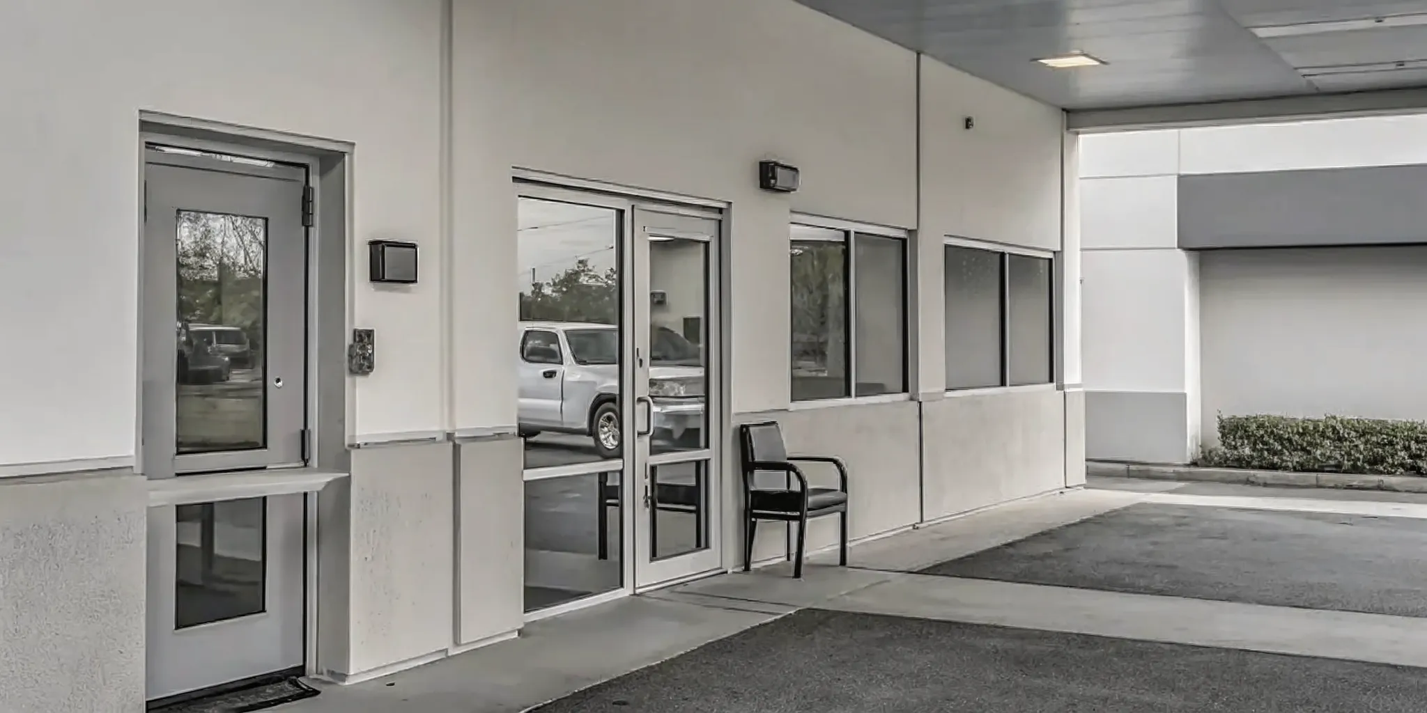 Medaphysical medical clinic exterior in Tampa, providing DOT alcohol testing services for commercial drivers
